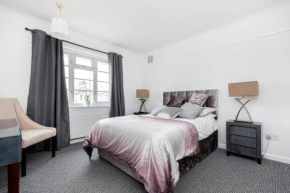 BOURNECOAST - near beach and shops - parking - 8498